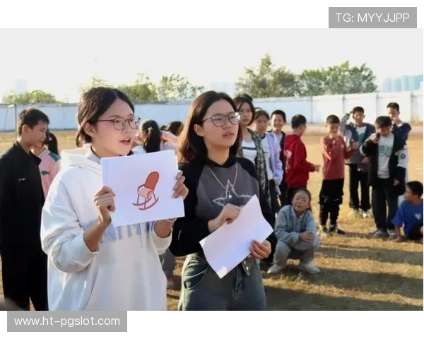 四人携手合作跑步竞赛游戏挑战 两根绳子的速度与默契考验